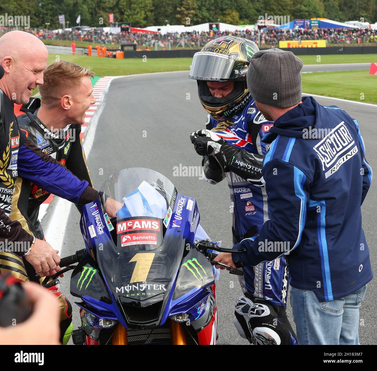 Brands Hatch, Royaume-Uni.17 octobre 2021.Tarran Mackenzie célébrant le gagnant du championnat 2021 de Superbike d'amulette lors de la ronde 11 des 2021 Bennetts British Superbike (BSB) Triple Header chez Brands Hatch, Longfield, Angleterre le 16-17 octobre 2021.Photo de Ian Hopgood.Crédit : Prime Media Images/Alamy Live News Banque D'Images