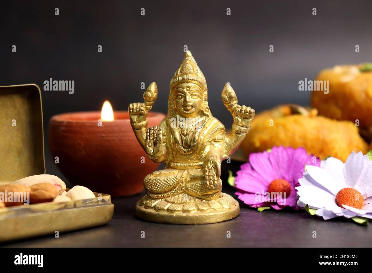 Rajasthani Ghevar.Ghewar est un plat sucré croquant indien à base de farine raffinée, de sucre et de ghee.Déesse Laxmi idol. Banque D'Images