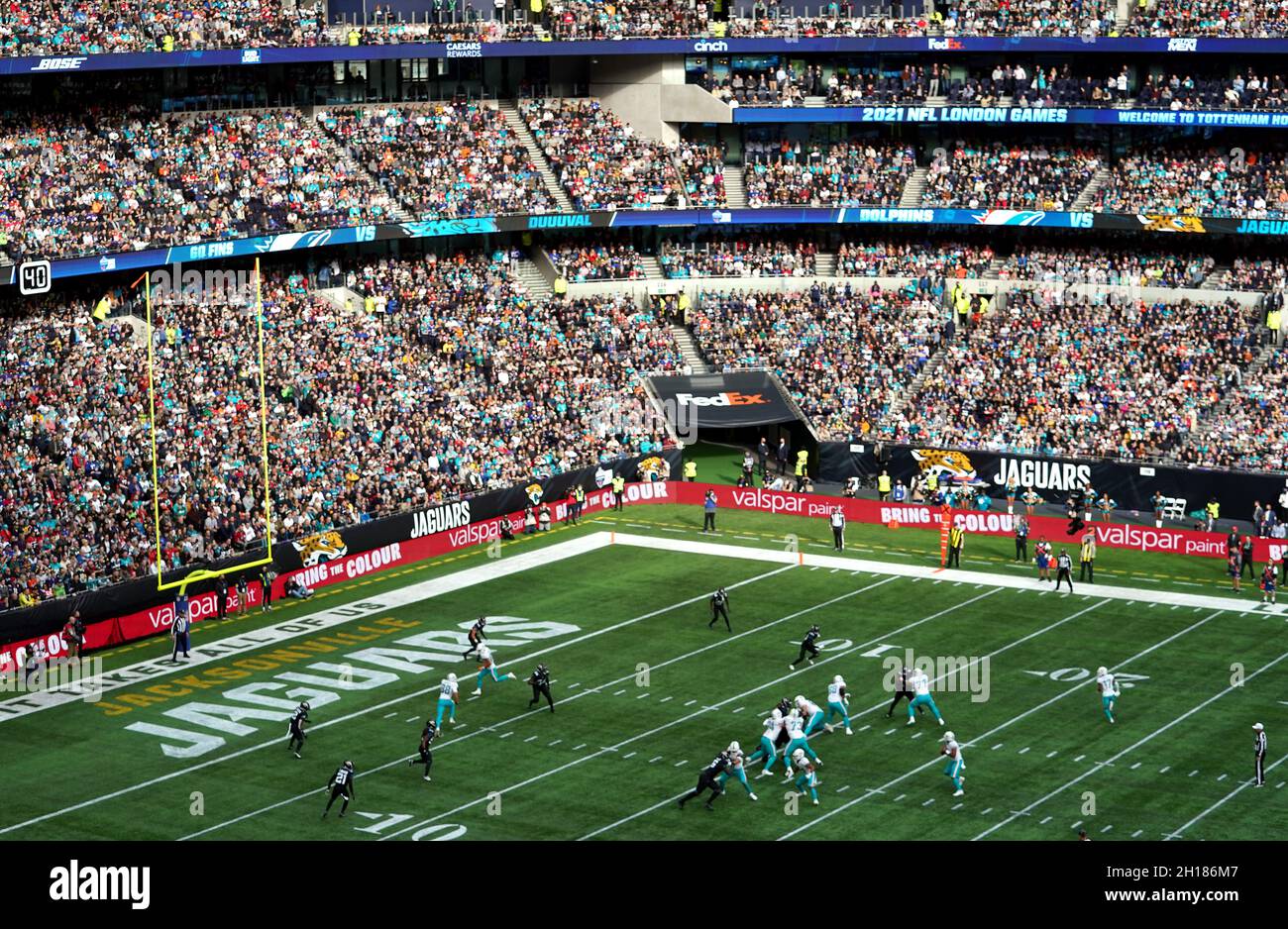 Vue générale de l'action pendant le match qui fait partie de la NFL London Games au Tottenham Hotspur Stadium, Londres.Date de la photo: Dimanche 17 octobre 2021. Banque D'Images