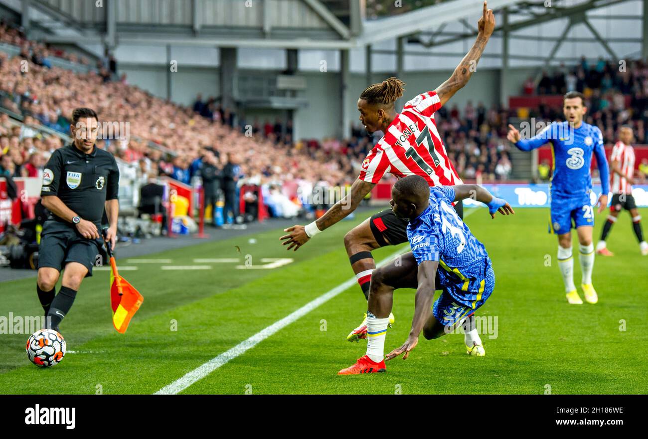 Malang Sarr du FC Chelsea et Ivan Toney du FC Brentford au cours du match de la Premier League entre Brentford et Chelsea au stade communautaire Brentford, Londres, Angleterre, le 16 octobre 2021.Photo de Phil Hutchinson.Utilisation éditoriale uniquement, licence requise pour une utilisation commerciale.Aucune utilisation dans les Paris, les jeux ou les publications d'un seul club/ligue/joueur. Banque D'Images