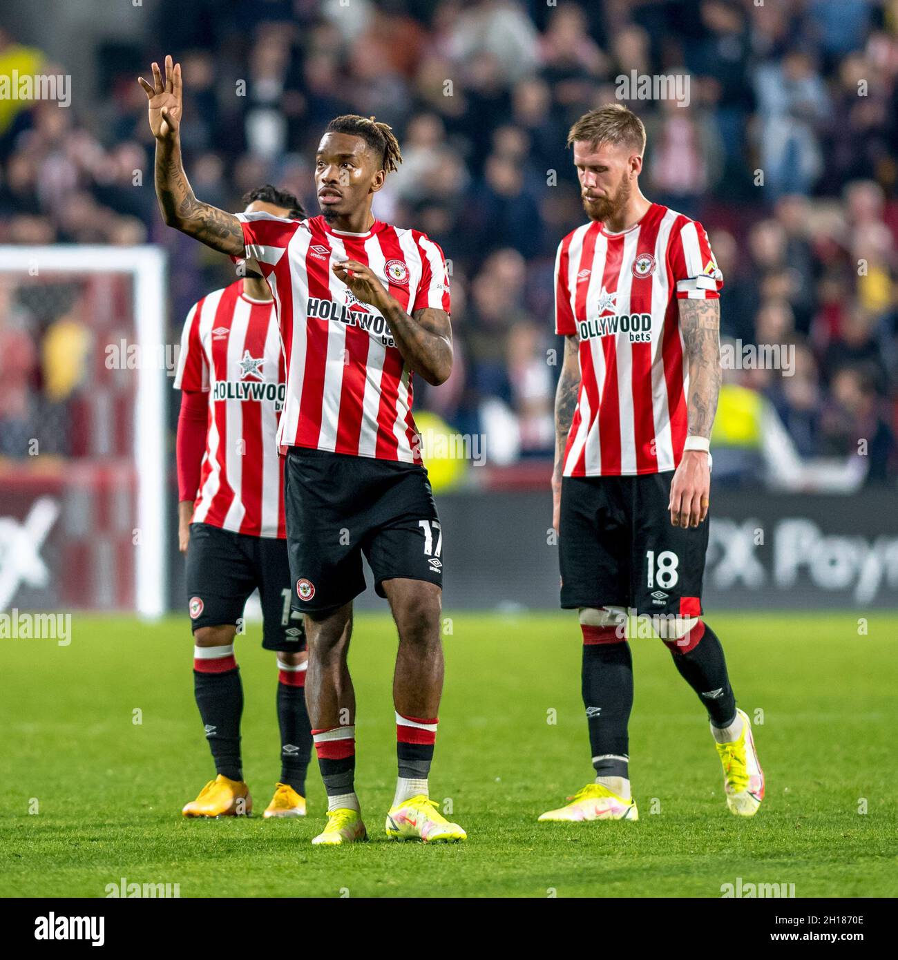 Ivan Toney, du FC Brentford, et ses coéquipiers applaudissent leurs supporters à la fin du match de la Premier League entre Brentford et Chelsea au stade communautaire Brentford, Londres, Angleterre, le 16 octobre 2021.Photo de Phil Hutchinson.Utilisation éditoriale uniquement, licence requise pour une utilisation commerciale.Aucune utilisation dans les Paris, les jeux ou les publications d'un seul club/ligue/joueur. Banque D'Images