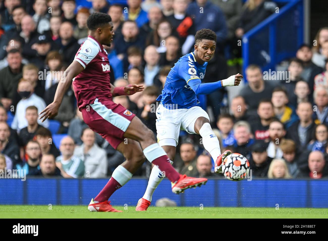 Demarai Gray #11 d'Everton traverse la balle dans , le 10/17/2021.(Photo de Craig Thomas/News Images/Sipa USA) Banque D'Images