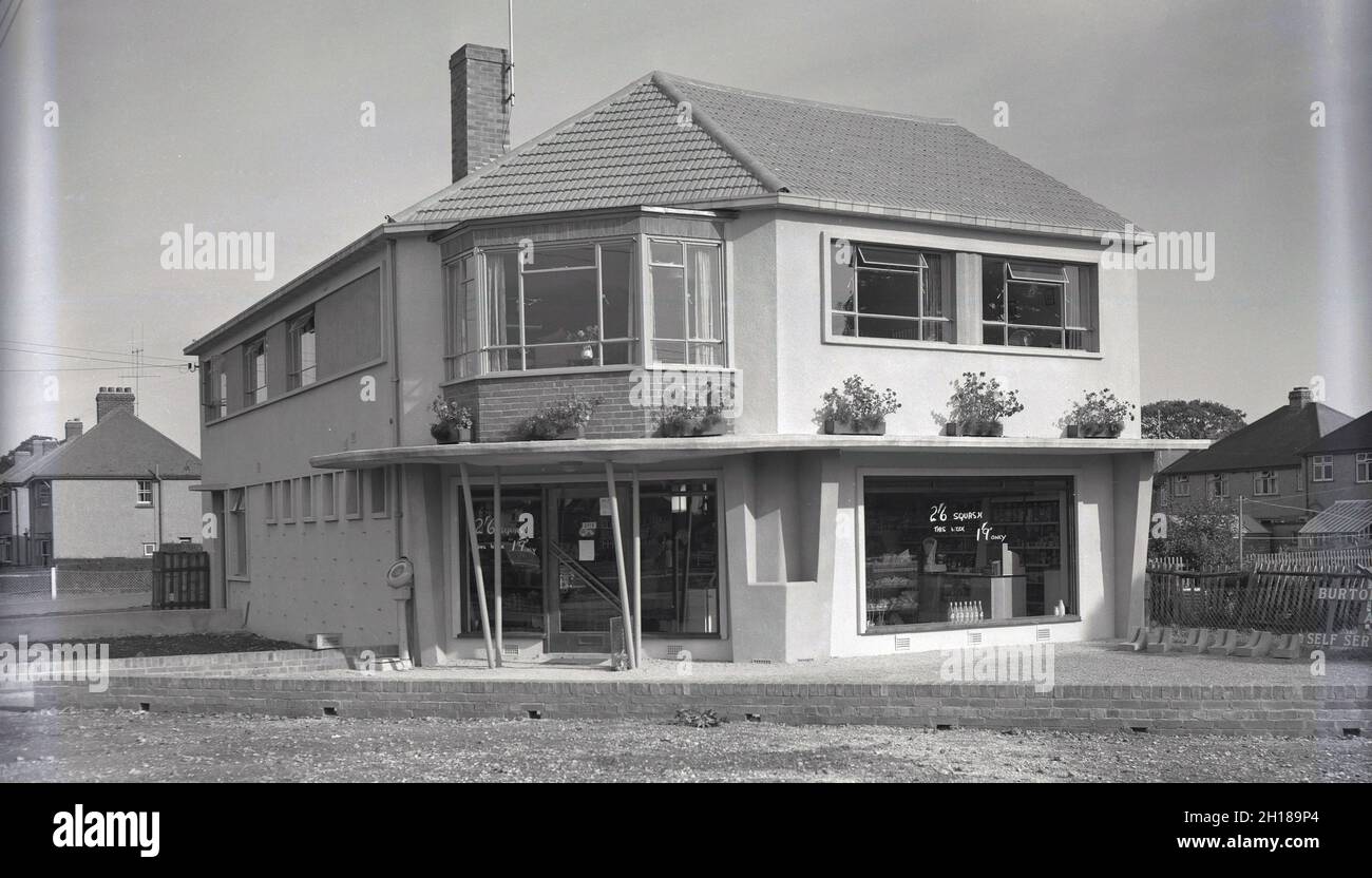 Années 1950, vue historique et extérieure d'une nouvelle épicerie de village semi-rurale, Witney, Oxford, Angleterre, Royaume-Uni avec hébergement ci-dessus. Banque D'Images