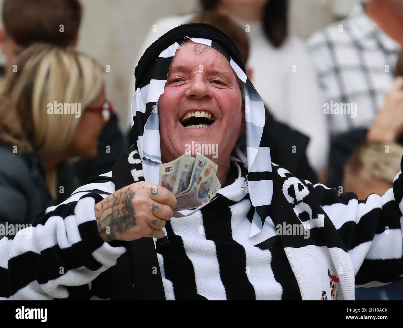 Newcastle, Royaume-Uni.17 octobre 2021.Un fan de Newcastle Utd arrive pour le premier match depuis la prise de contrôle par l'Arabie saoudite et fait des vagues d'argent pendant le match de la Premier League à St. James's Park, Newcastle.Le crédit photo doit être lu: Simon Bellis/Sportimage crédit: Sportimage/Alay Live News Banque D'Images