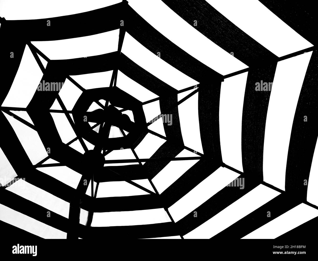 Motif répétitif noir et blanc dans un parasol Banque D'Images