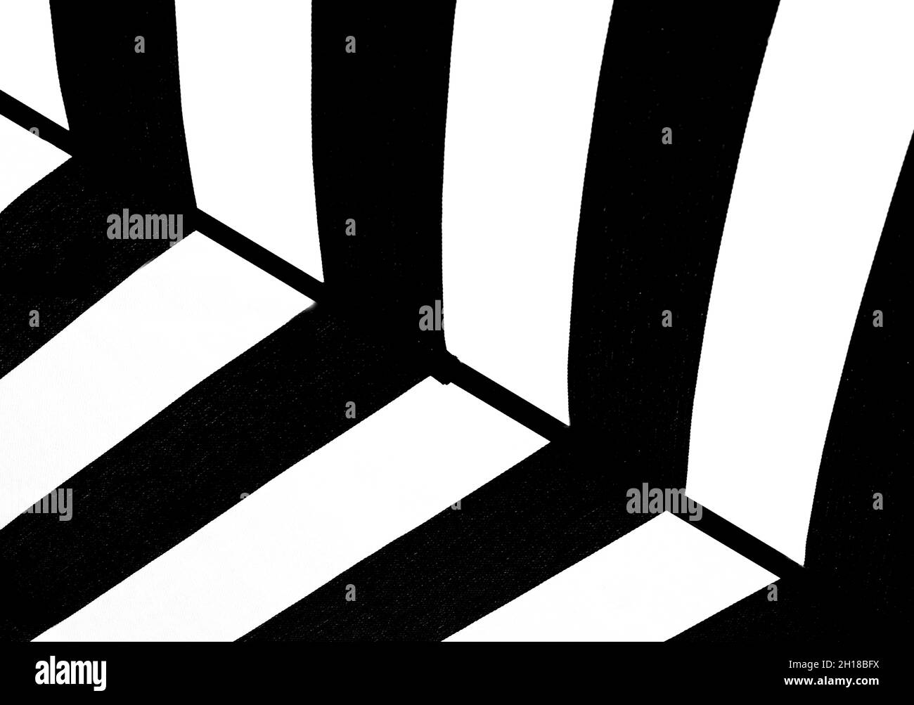 Motif répétitif noir et blanc dans un parasol Banque D'Images