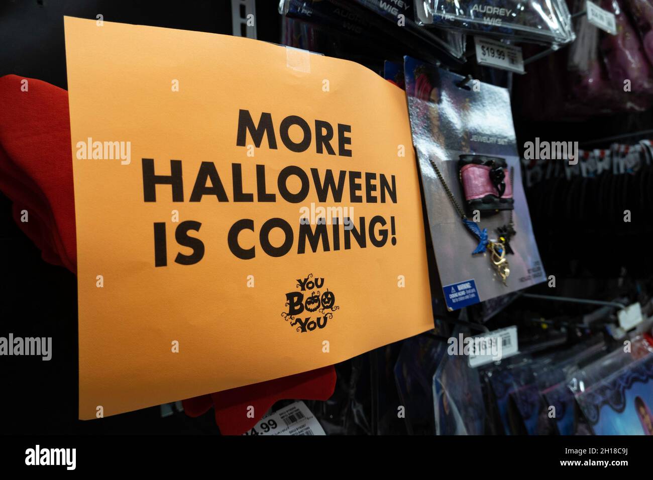 Signez pendant la saison d'Halloween dans un magasin Party City à New York, USA 2021 Banque D'Images