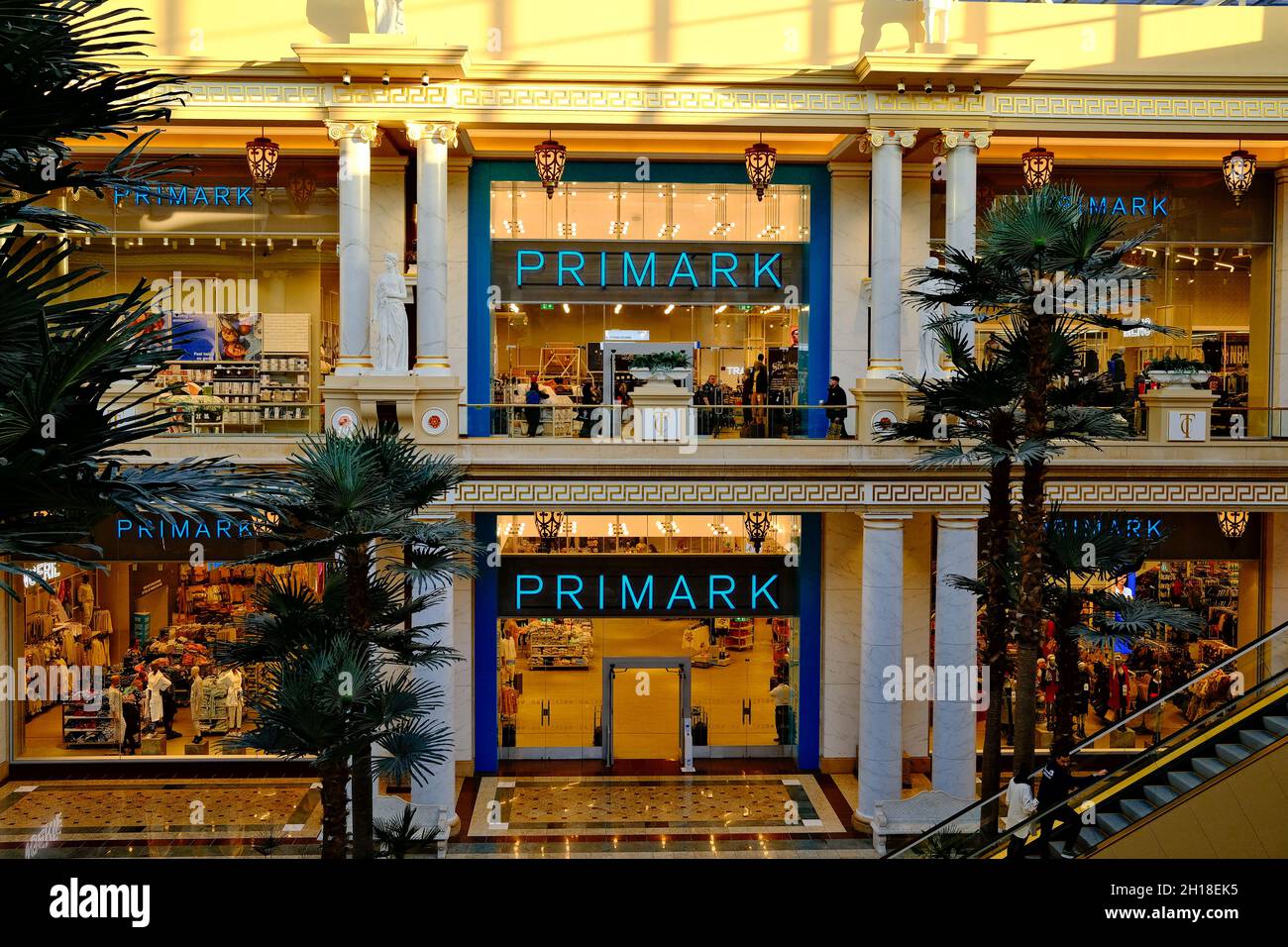 Manchester UK octobre 2021 Primark double floored front Trafford centre Manchester UK Banque D'Images