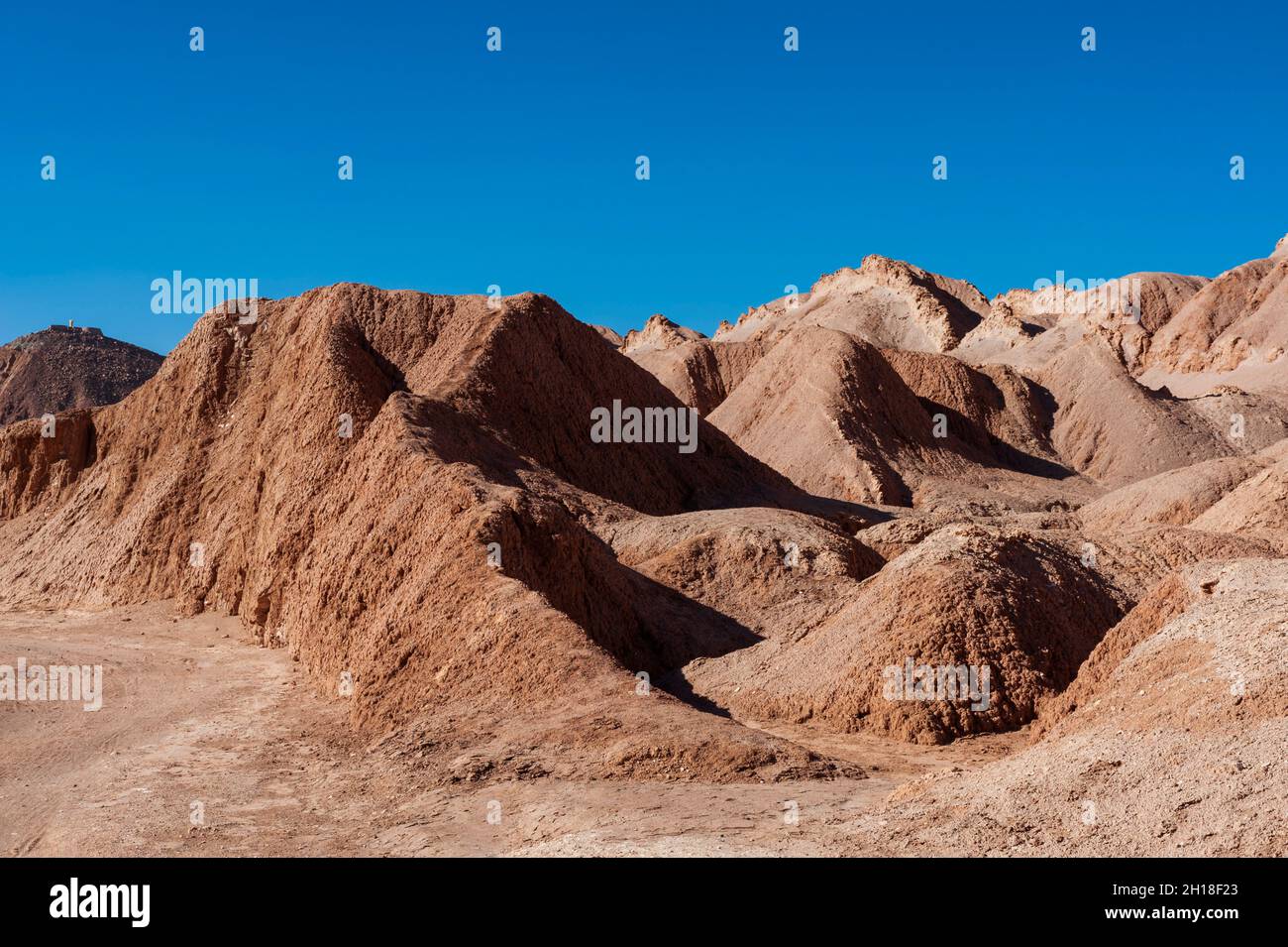 Pics de montagne dans la vallée de la Lune.Vallée de la Lune, désert d'Atacama, région d'Antofagasta, Chili. Banque D'Images