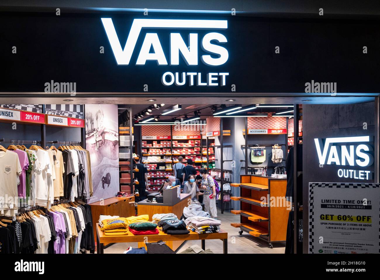 Le magasin américain de Vans multinational de marque de vêtements de sport  vu dans le district de Tung Chung à Hong Kong.(Photo de Budrul Chukrut /  SOPA Images/Sipa USA Photo Stock -