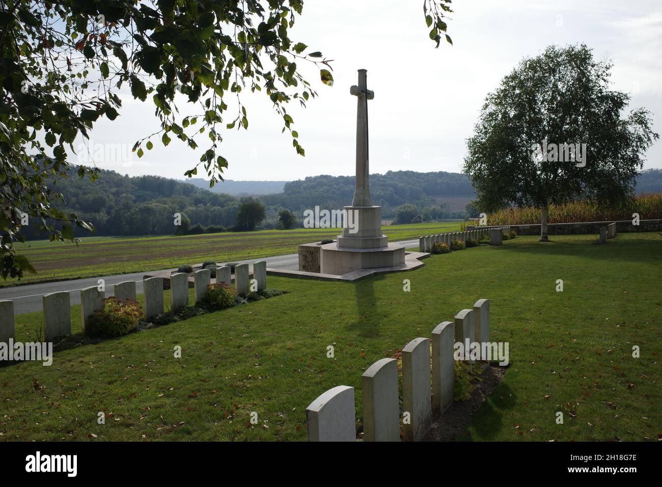 Le cimetière CWGC de Vendresse surplombe la vallée de l'Aisne Banque D'Images