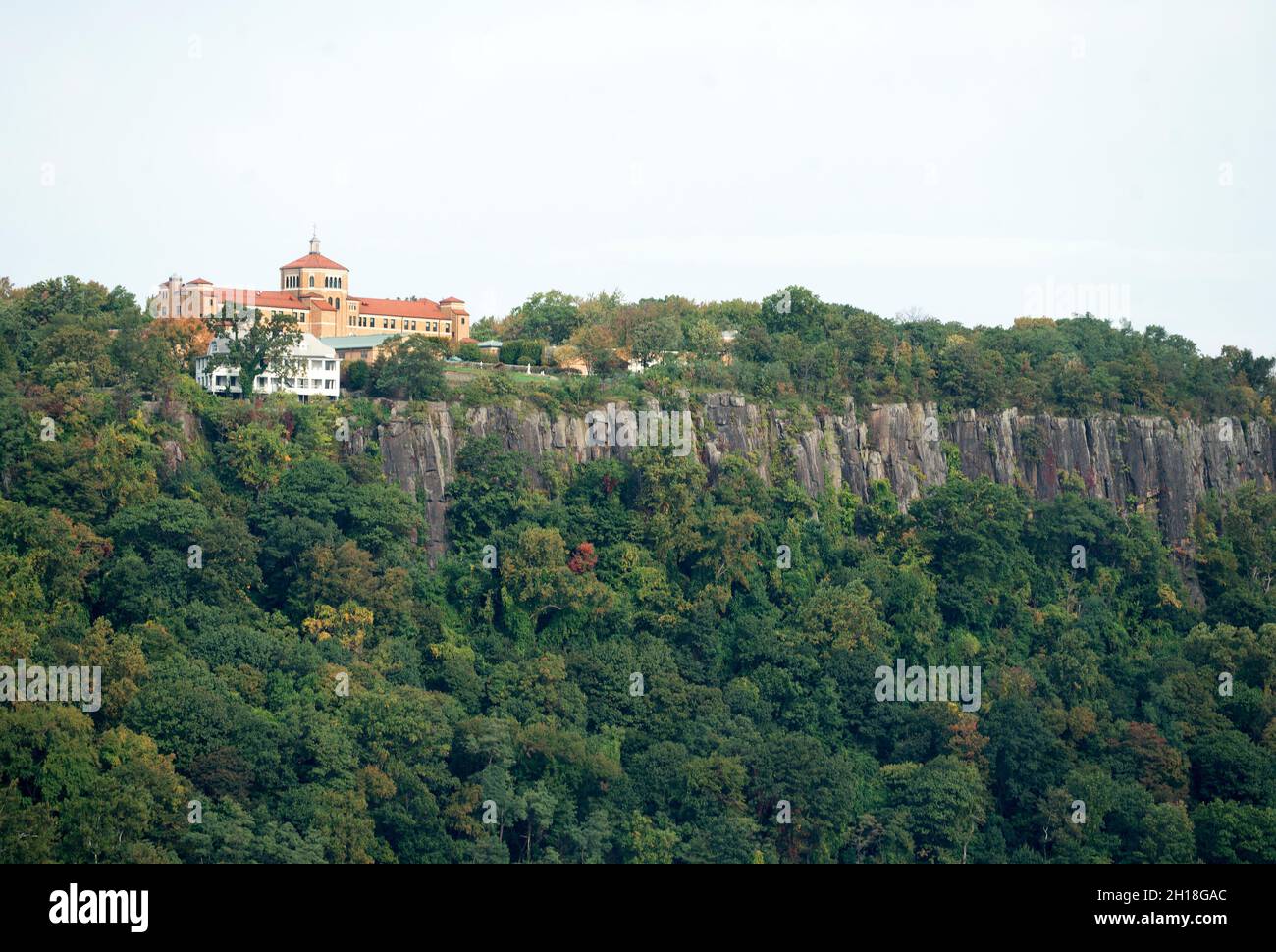 Le campus d'Englewood Cliffs de l'université St. Peter's se trouve au sommet des Palisades du New Jersey, sur l'ancien site de la célèbre maison de montagne de Palisades. Banque D'Images