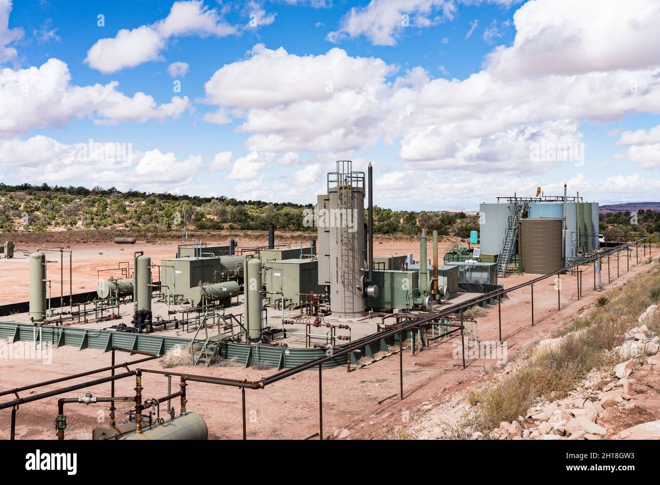 Les traiteurs de chauffage, les séparateurs et une batterie de réservoir de stockage de pétrole brut sur un puits de pétrole dans l'Utah. Banque D'Images