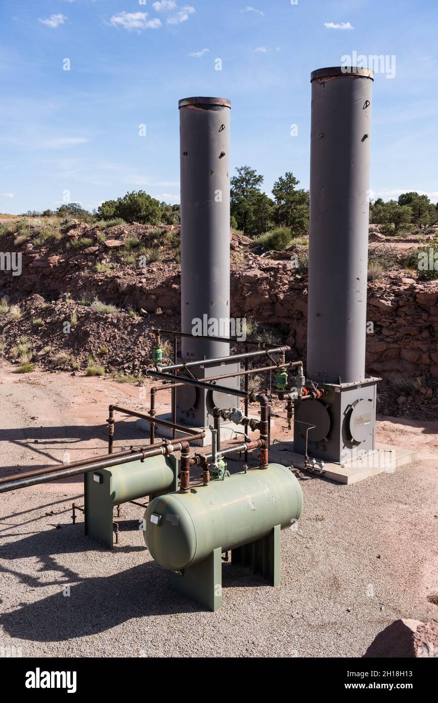 Séparateurs pour séparer le pétrole brut de l'eau et du gaz naturel sur un puits de pétrole en Utah. Banque D'Images