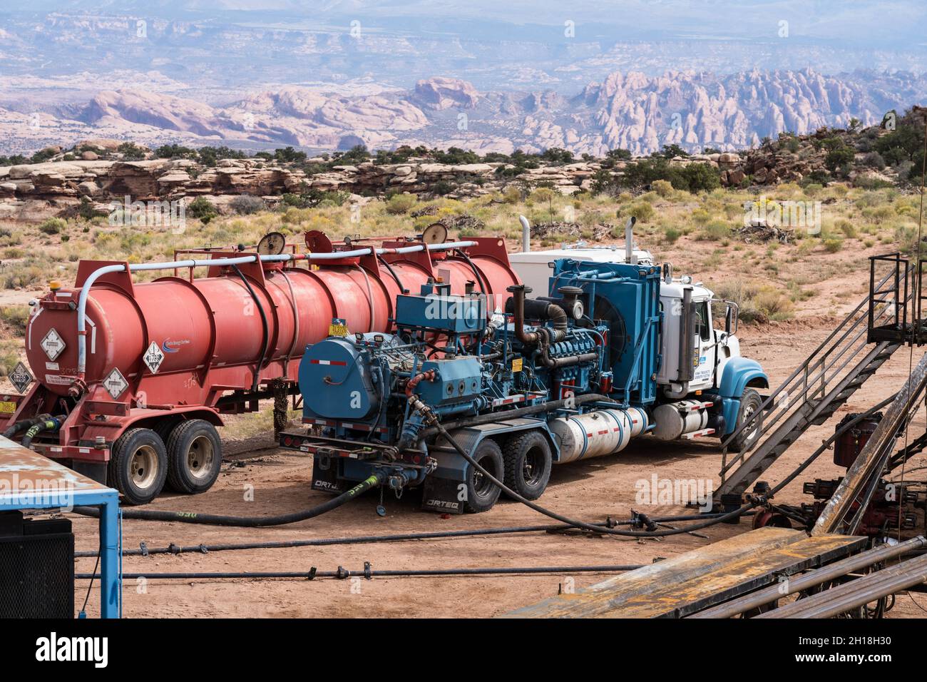 Un camion-citerne et un camion-pompe acidirent un puits de pétrole pour restaurer la production.Utah. Banque D'Images