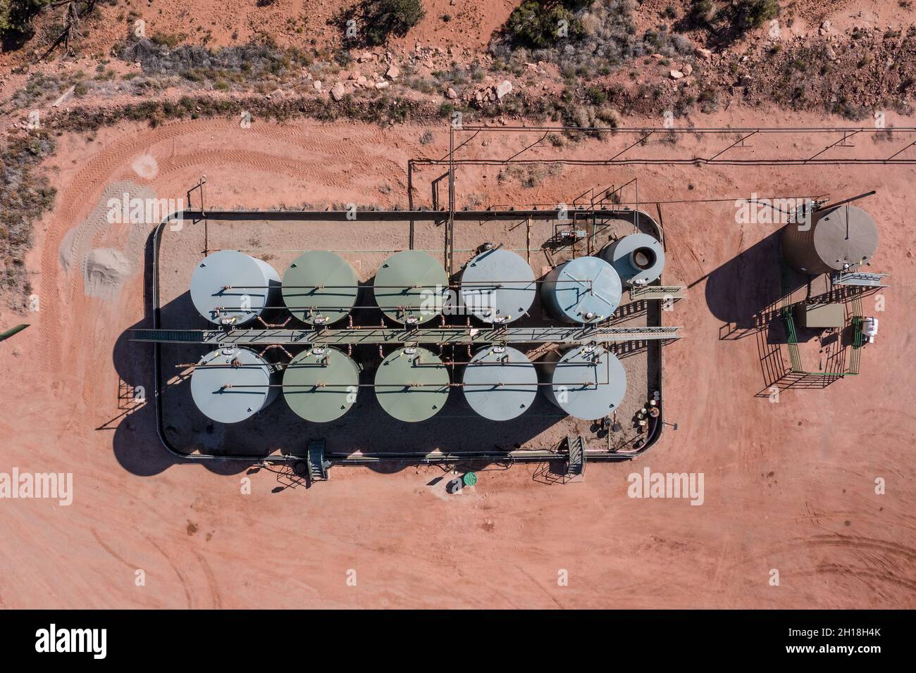 Vue aérienne d'une batterie de stockage sur un puits de pétrole dans le pays du canyon de l'Utah. Banque D'Images