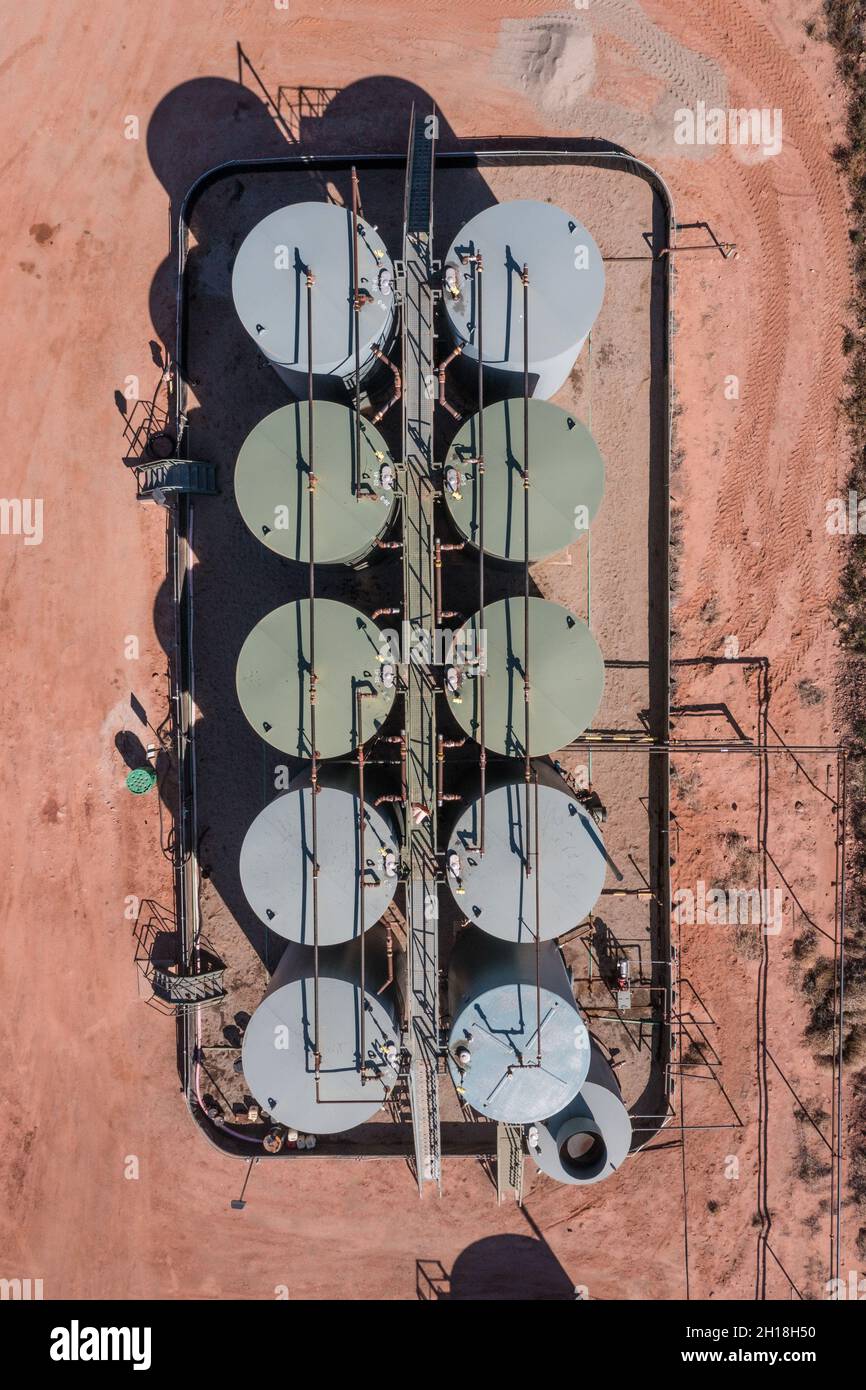 Vue aérienne d'une batterie de stockage sur un puits de pétrole dans le pays du canyon de l'Utah. Banque D'Images