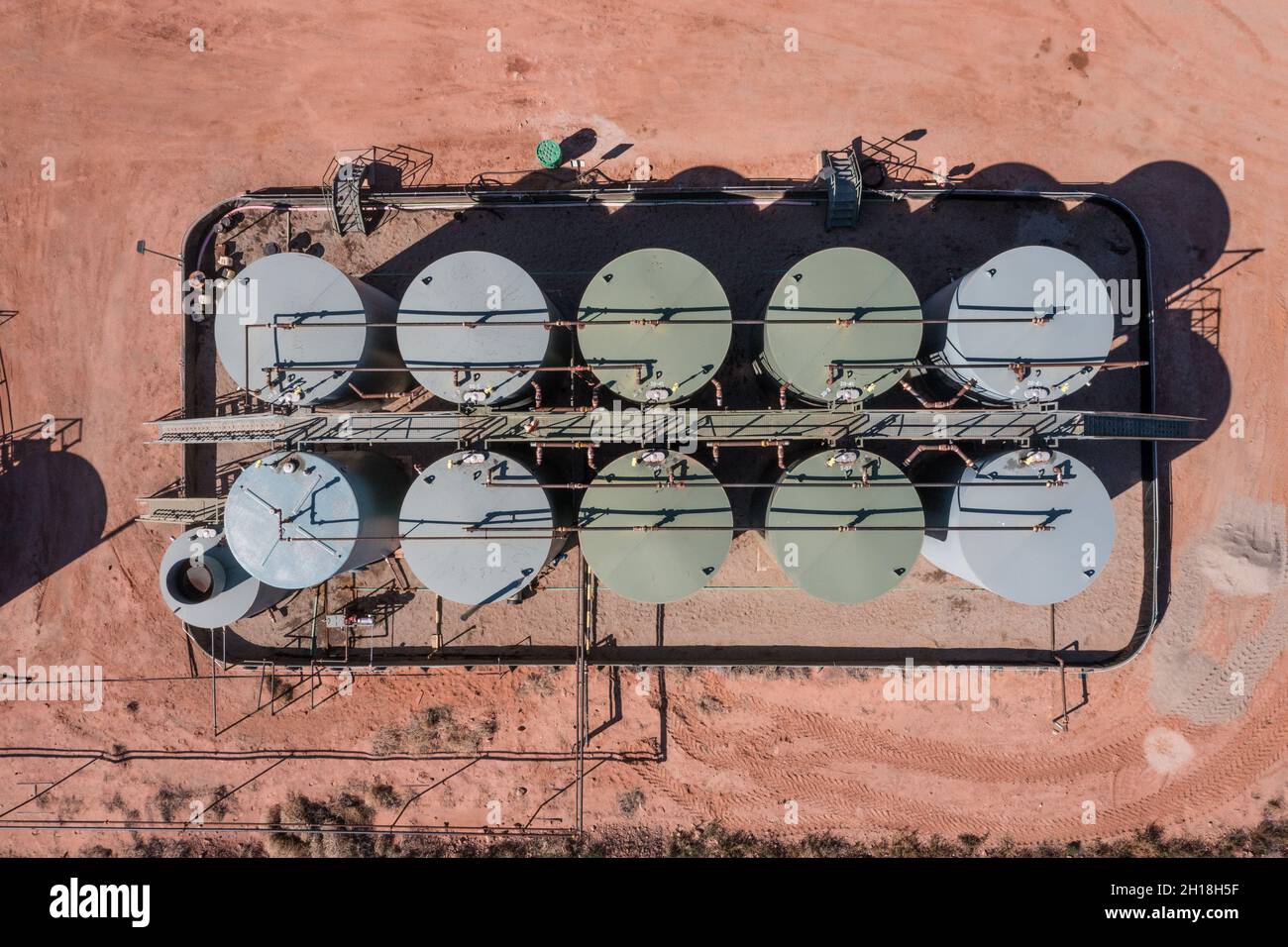 Vue aérienne d'une batterie de stockage sur un puits de pétrole dans le pays du canyon de l'Utah. Banque D'Images