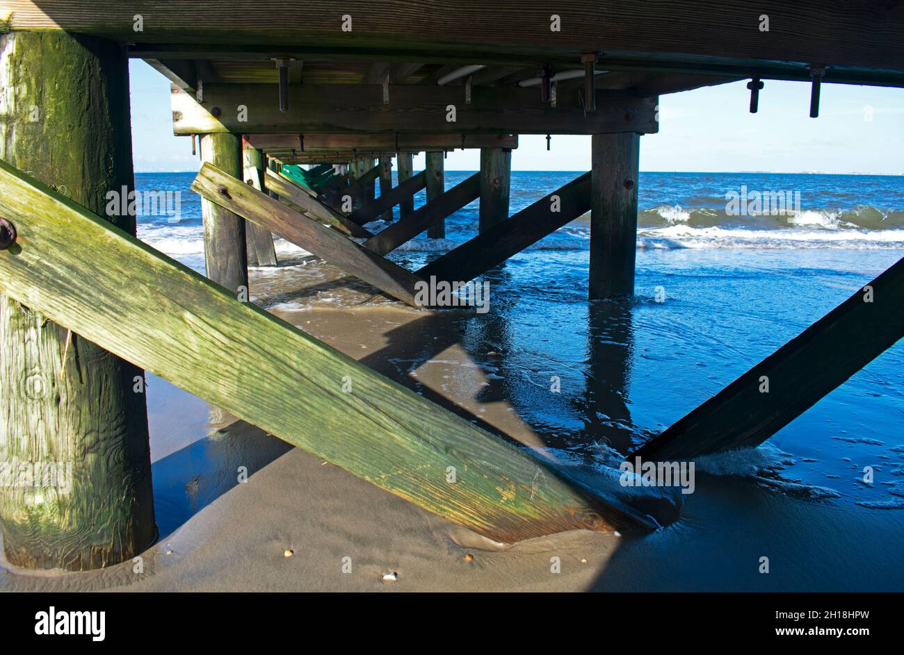 Sous la jetée en bois du parc Bayshore Waterfront de Port Monmouth, par une journée ensoleillée -01 Banque D'Images