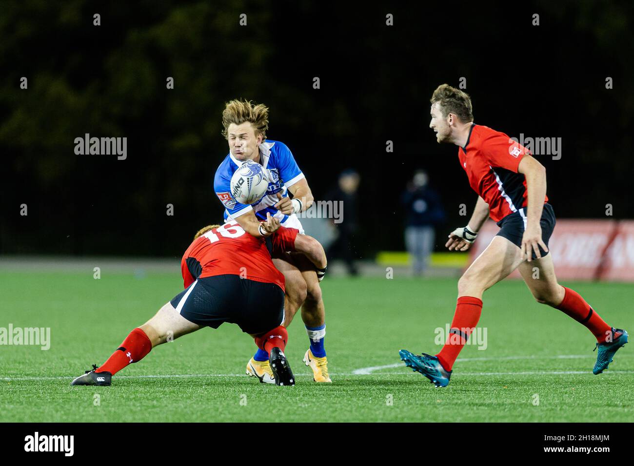 Toronto, Canada, le 16 octobre 2021 : Andrew Norton (bleu-blanc) des flèches de Toronto affrontées par un Atlantic Selects (rouge-noir) lors du match de rugby à XV au stade York, à Toronto, au Canada.Les flèches de Toronto battez Alantic Selects avec le score 57-10 Banque D'Images