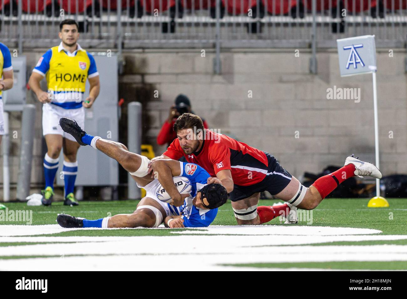 Toronto, Canada, le 16 octobre 2021 : Mason Flesch (bleu-blanc) marque un essai lors du match de rugby à XV contre Atlantic Selects au stade York de Toronto, Canada.Les flèches de Toronto battez Alantic Selects avec le score 57-10 Banque D'Images
