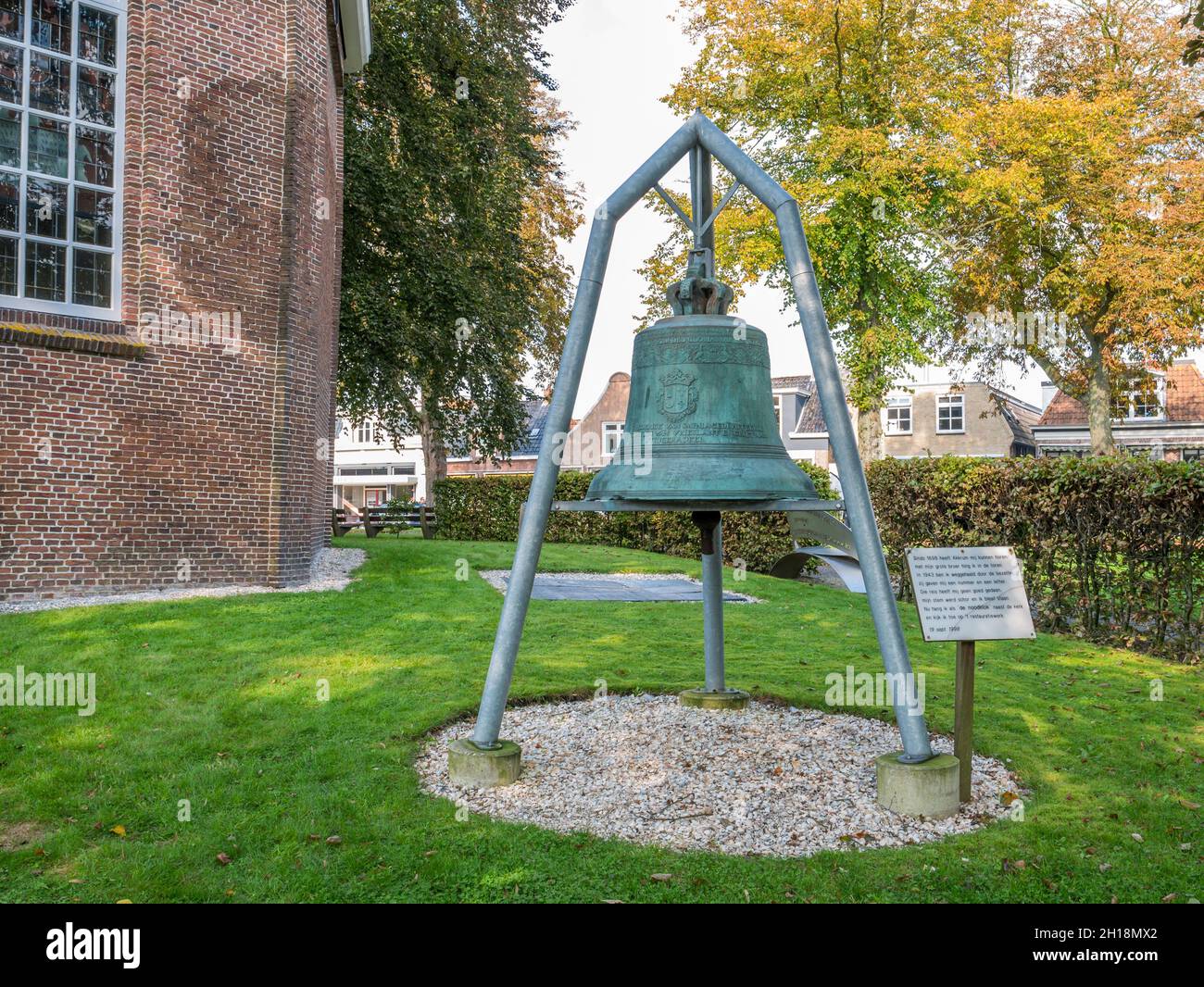 Mémorial de la Seconde Guerre mondiale de la cloche d'église rebaptisée cloche d'urgence dans le village d'Akkrum, Frise, pays-Bas Banque D'Images