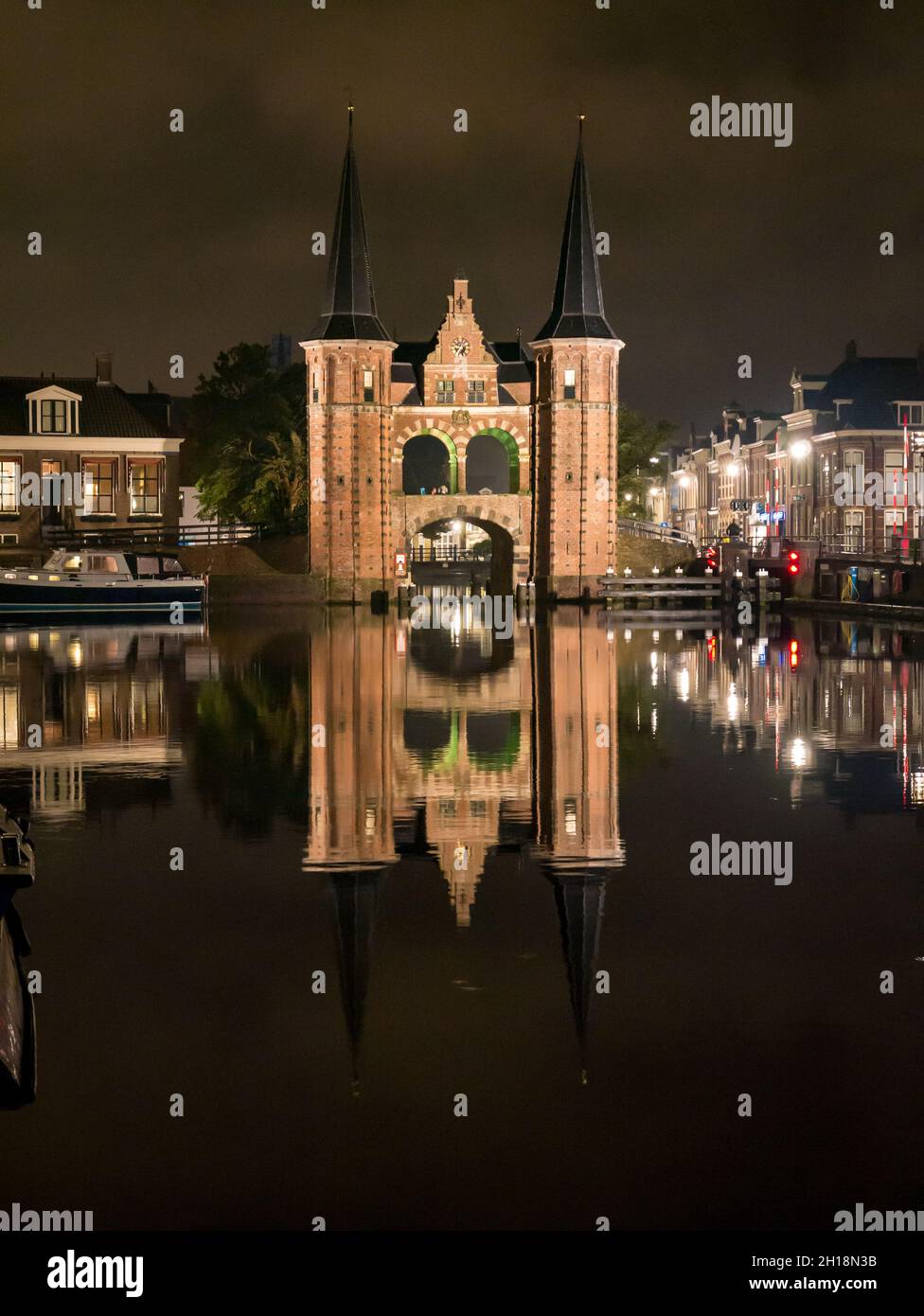 Waterpoort, porte d'eau, et canal de Kolk dans la ville de Snits, Sneek à Friesland, pays-Bas Banque D'Images
