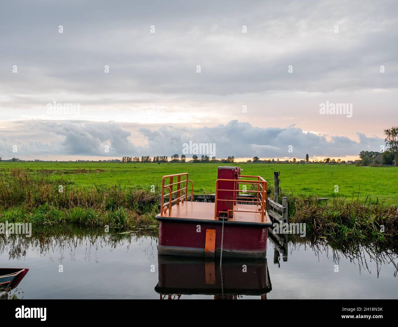 Ferry libre-service au-dessus du canal Geeuw jusqu'à Ruterpolder près d'IJlst à Friesland, pays-Bas Banque D'Images