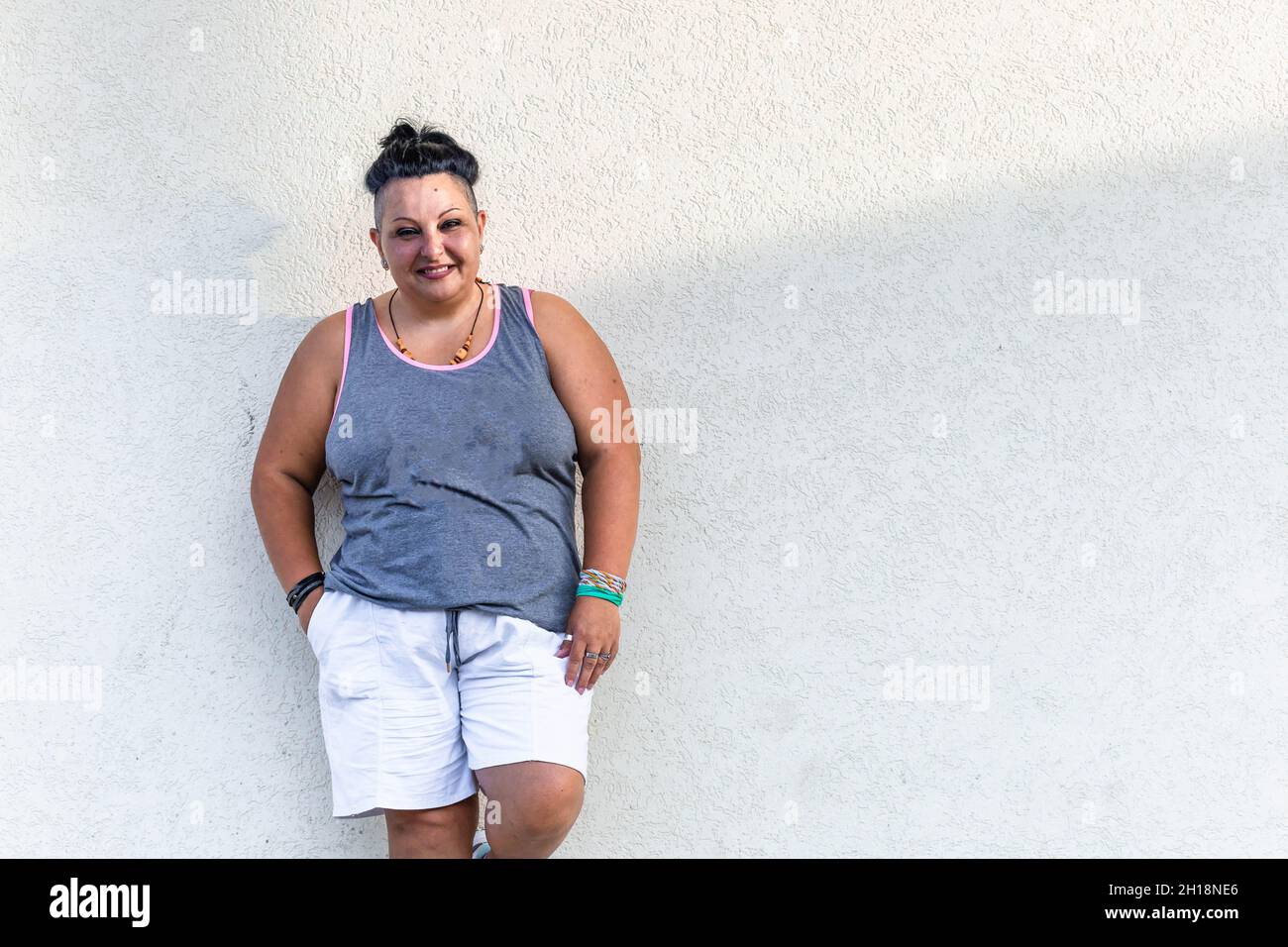Femme d'âge moyen positive avec coupe de cheveux Cherokee. Copier l'espace Banque D'Images