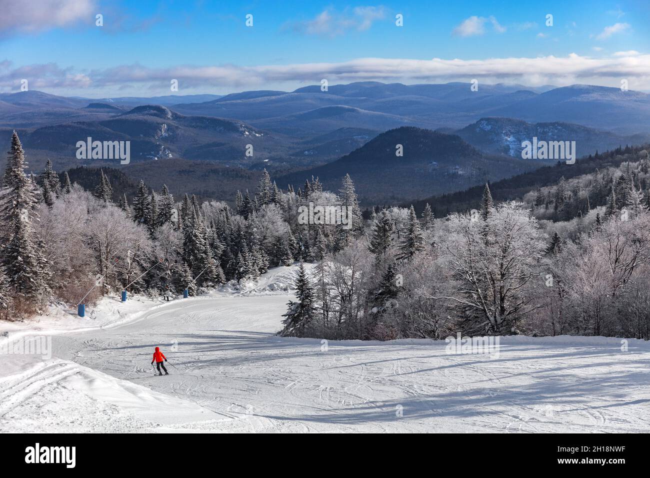 Piste de ski paysage de montagne paysage de lansdcape avec lonelys skier ski alpin sur les premières pistes de neige fraîche seule avec des arbres gelés.Station de sports d'hiver Banque D'Images