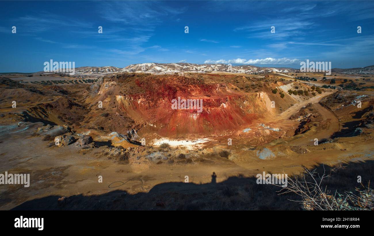 Mine de cuivre de Troulloi dans la région de Larnaca, Chypre.Fosse ouverte abandonnée et calotte rouge (gossan) riche en oxydes de fer et de quartz Banque D'Images