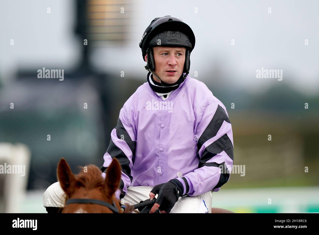 Jockey Conor O'Farrell après avoir convalé l'obstacle Maiden de Victoria Jackson Animal conservation Awareness au Sedgefield Racecourse, dans le comté de Durham.Date de la photo: Dimanche 17 octobre 2021. Banque D'Images