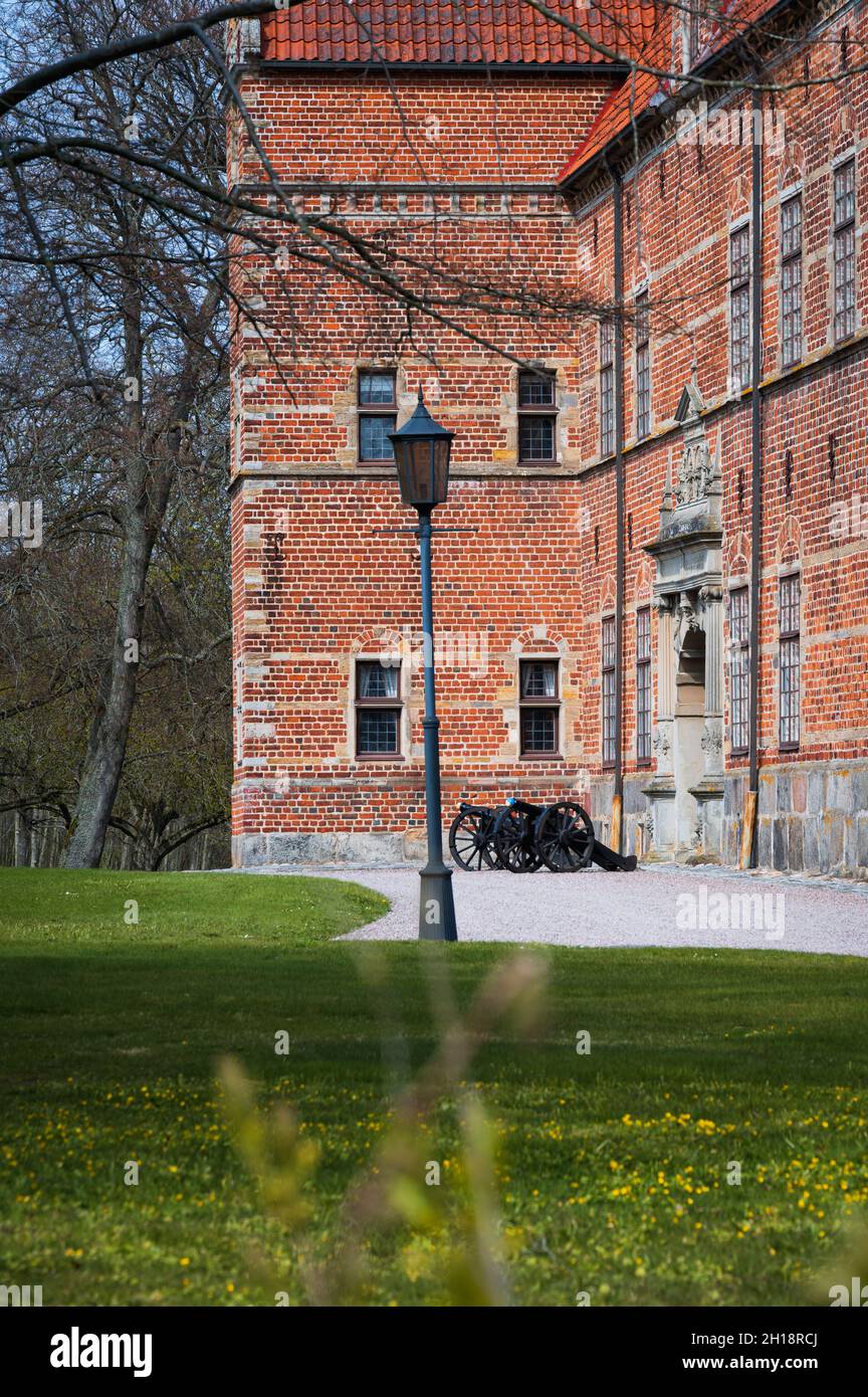 Canons en face du château médiéval de Svenstorp en Suède Banque D'Images