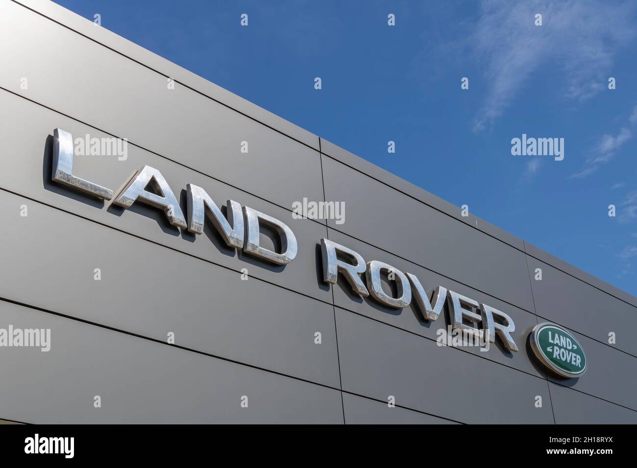 Málaga, Espagne: Octobre/17/2021; logo de la marque à l'entrée du magasin Land Rover à Málaga, Espagne - Land Rover est un homme automobile multinational britannique Banque D'Images
