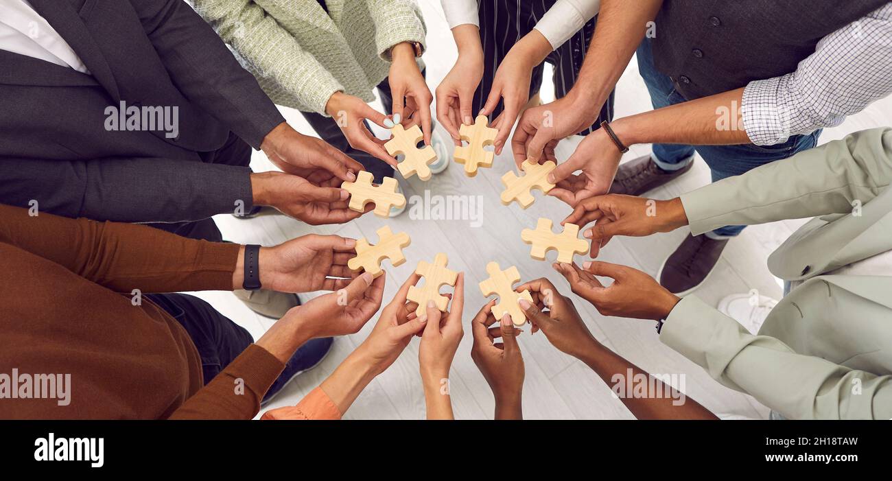 Bannière avec une équipe de gens d'affaires debout ensemble et joignant des pièces de puzzle puzzle Banque D'Images