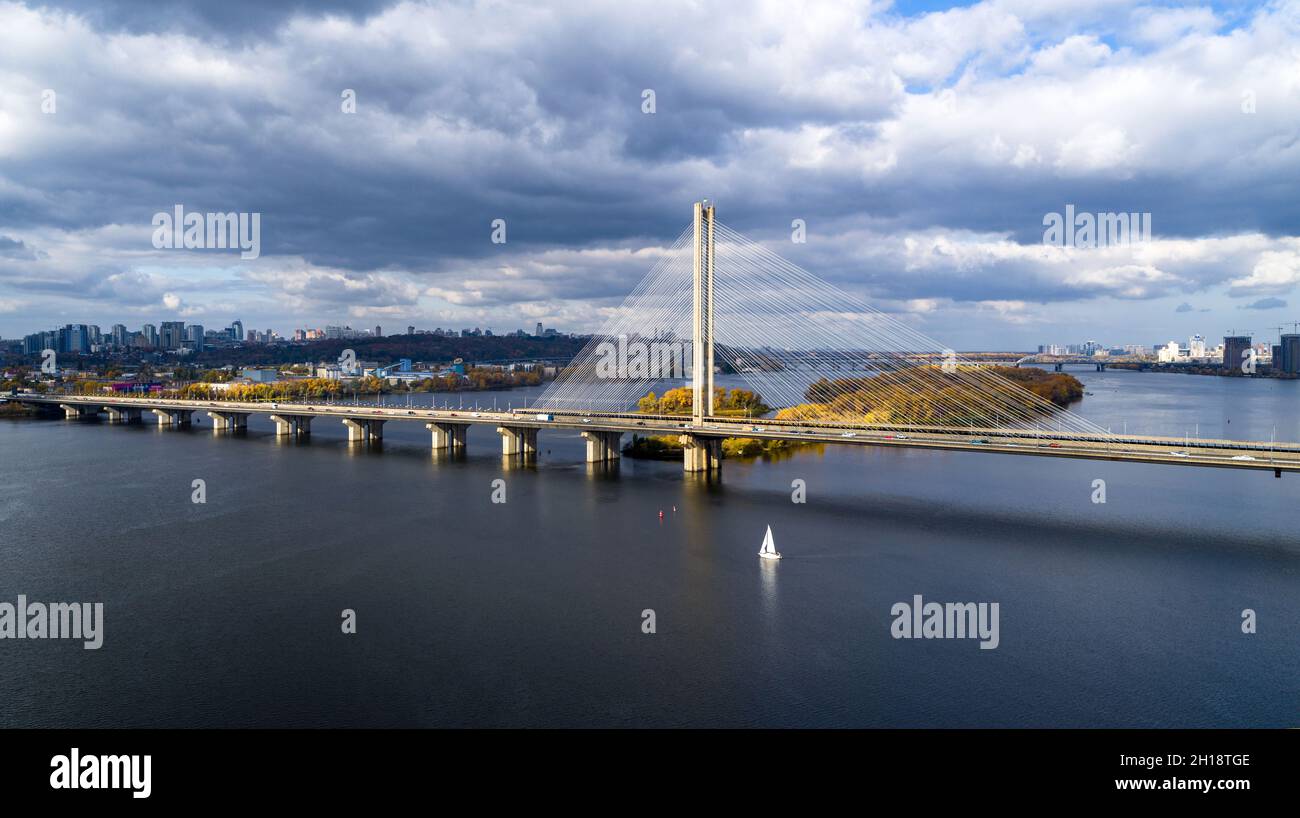 Le pont sud au-dessus de la Dnipro River vue aérienne Banque D'Images