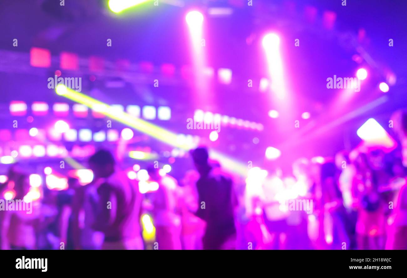 Des gens flous dansant à la fête de nuit de musique - Abtsract image défoqué arrière-plan de discothèque après la fête avec spectacle laser Banque D'Images