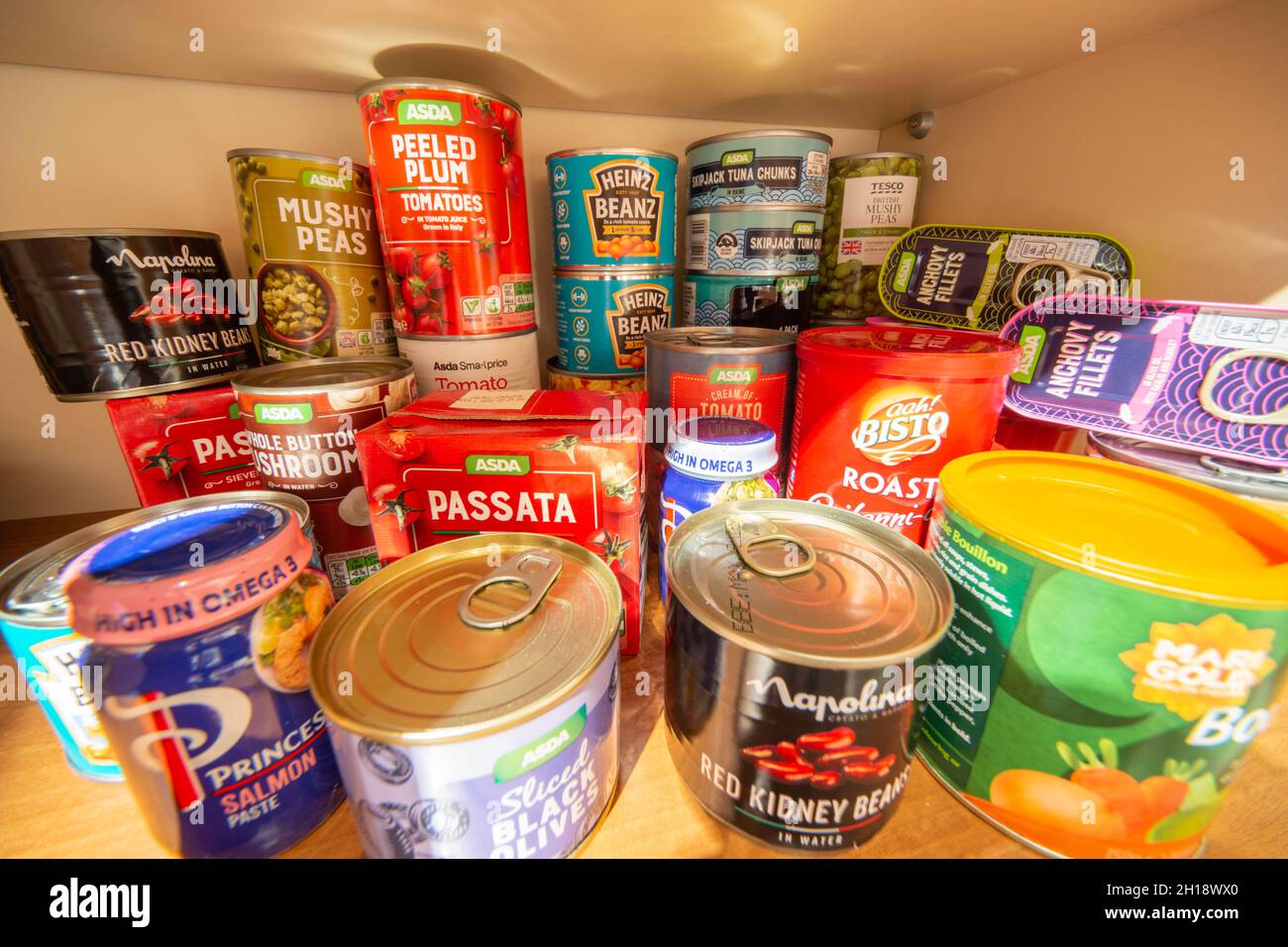 Aliments en conserve ou en conserve dans un placard de cuisine britannique, stockés, stockés, stockés, provisions Banque D'Images