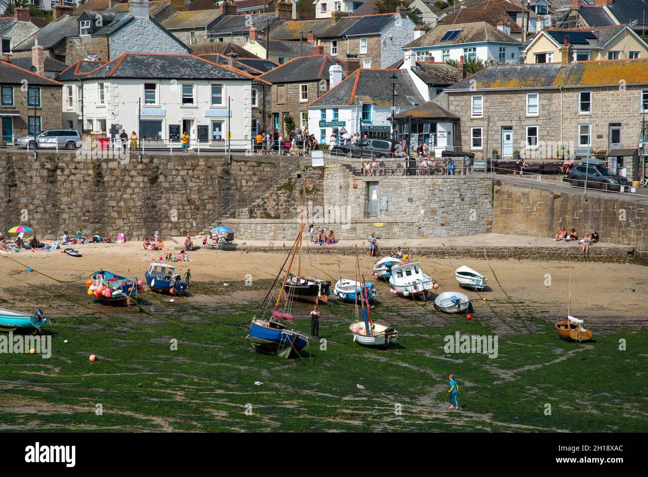 Mousehole, Cornouailles, Angleterre, Royaume-Uni.2021. Mousehole une station de vacances et de pêche populaire de Cornish dans le sud des Cornouailles à marée basse. Banque D'Images