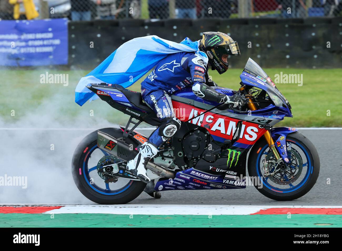 Tarran Mackenzie célèbre avec le drapeau écossais sur le vélo après avoir remporté le championnat de Superbike britannique 2021 lors de la ronde 11 de la 2021 Bennetts British Superbike (BSB) Triple Header à Brands Hatch, Longfield, Angleterre le 16-17 octobre 2021.Photo de Ian Hopgood.Crédit : Prime Media Images/Alamy Live News Banque D'Images