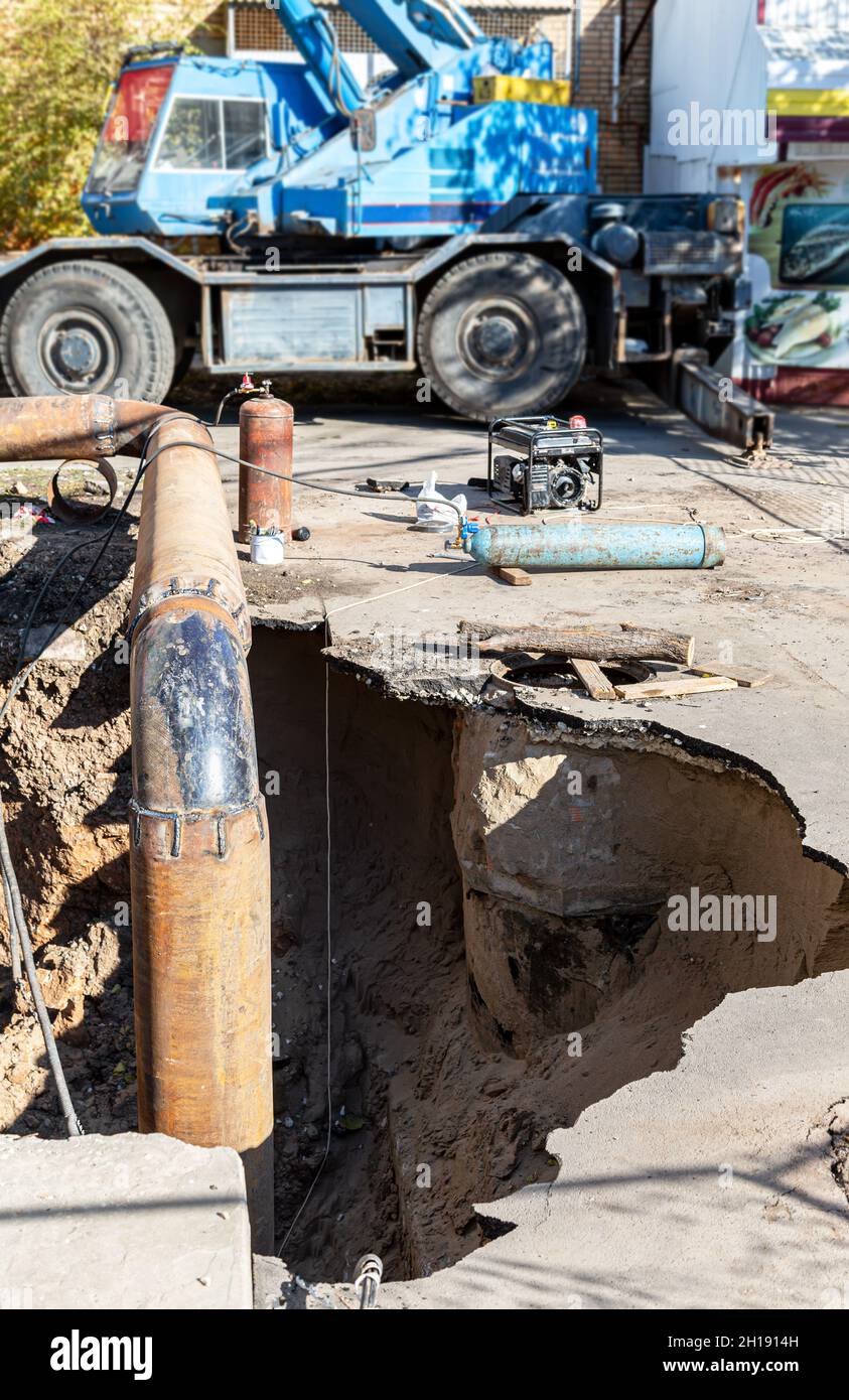 Remplacement des tuyaux de chauffage et modernisation du système de chauffage en ville.Travaux de construction sur de grands tuyaux en fer à une profondeur de tranchée excavée Banque D'Images