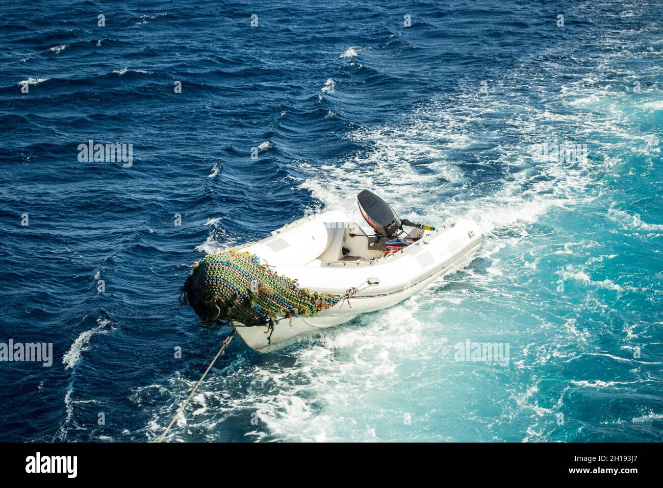 Un gros plan d'un bateau gonflable au milieu de la mer Banque D'Images