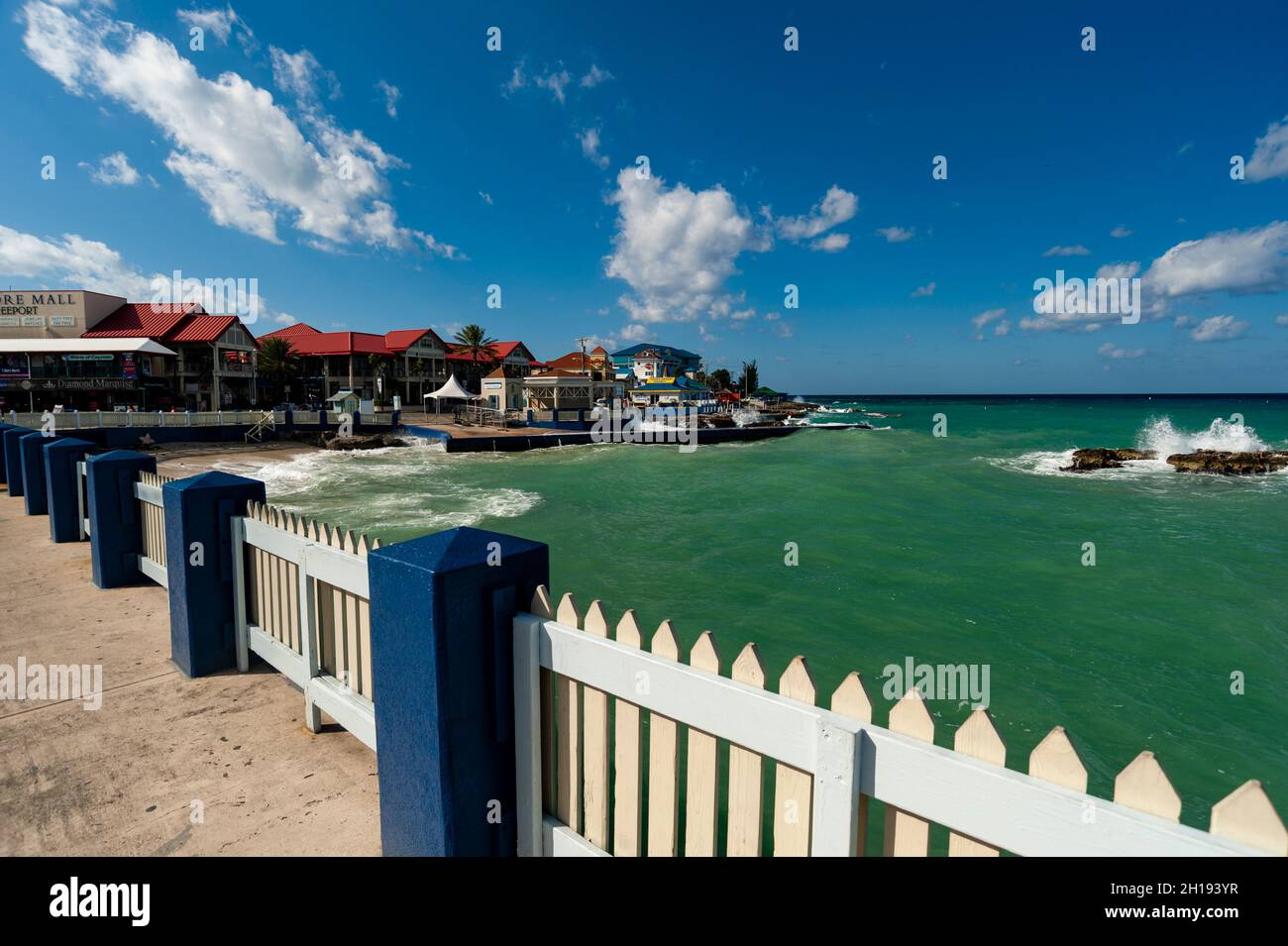 Vue panoramique sur le front de mer de George Town, sur la mer des Caraïbes.George Town, Grand Cayman Island, Cayman Islands. Banque D'Images