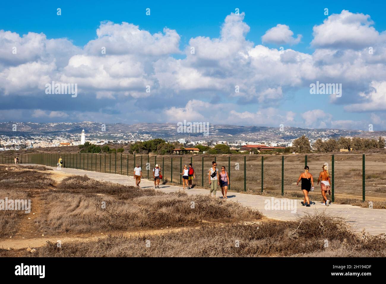 Les personnes s'exerçant le long du sentier côtier de Paphos, Kato Paphos, Chypre. Banque D'Images