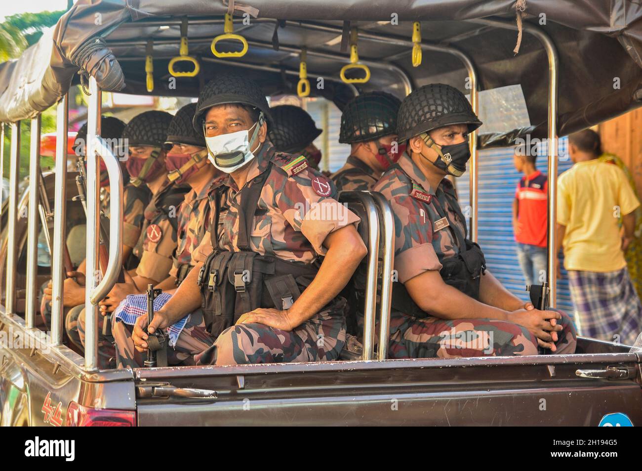 Les forces de BGB patrouillent à Sylhet.Les forces du BGB ont été déployées à travers le pays pour des raisons de sécurité après la profanation du Saint Coran à Comilla.Sylhet, Bangladesh. Banque D'Images