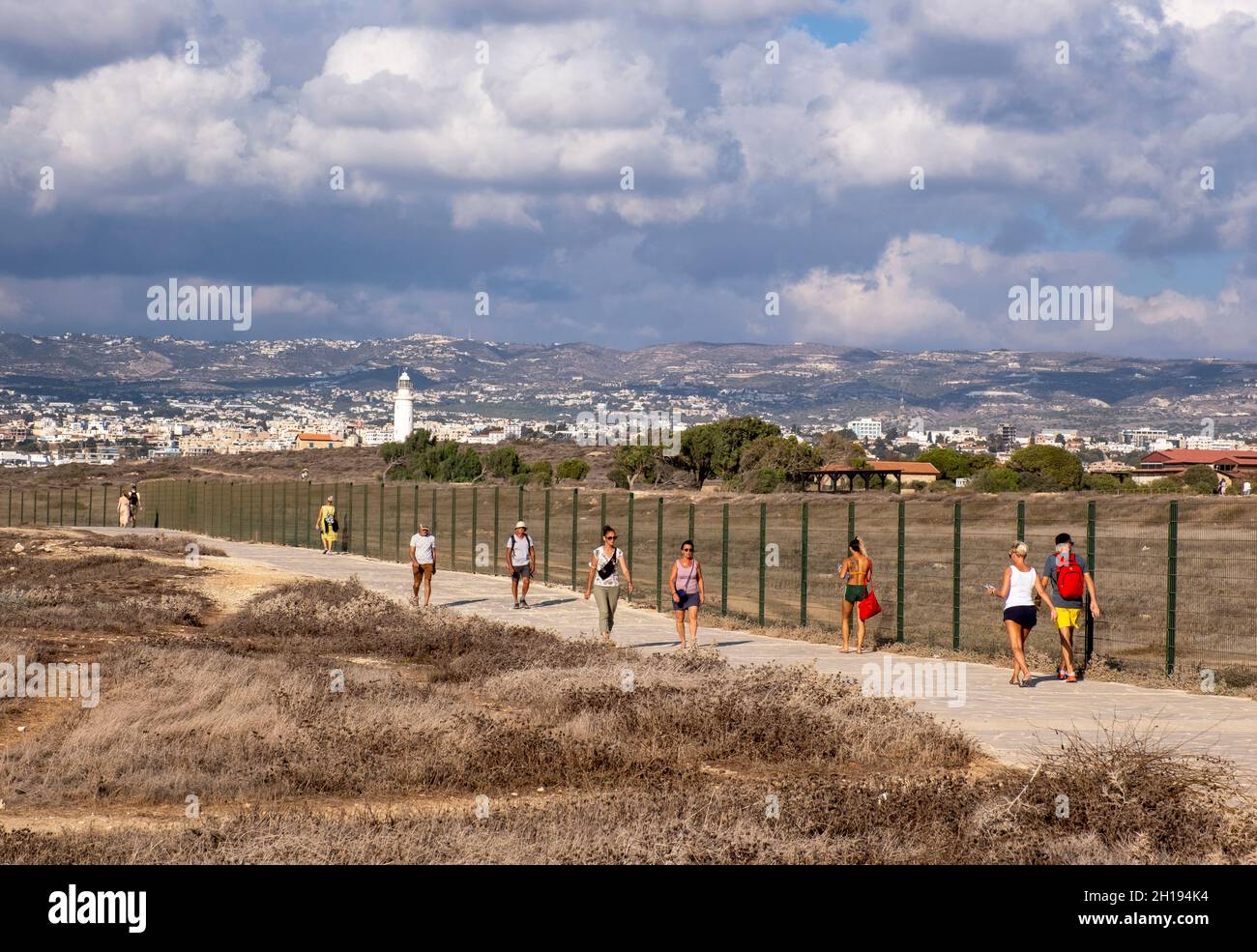Les personnes s'exerçant le long du sentier côtier de Paphos, Kato Paphos, Chypre. Banque D'Images