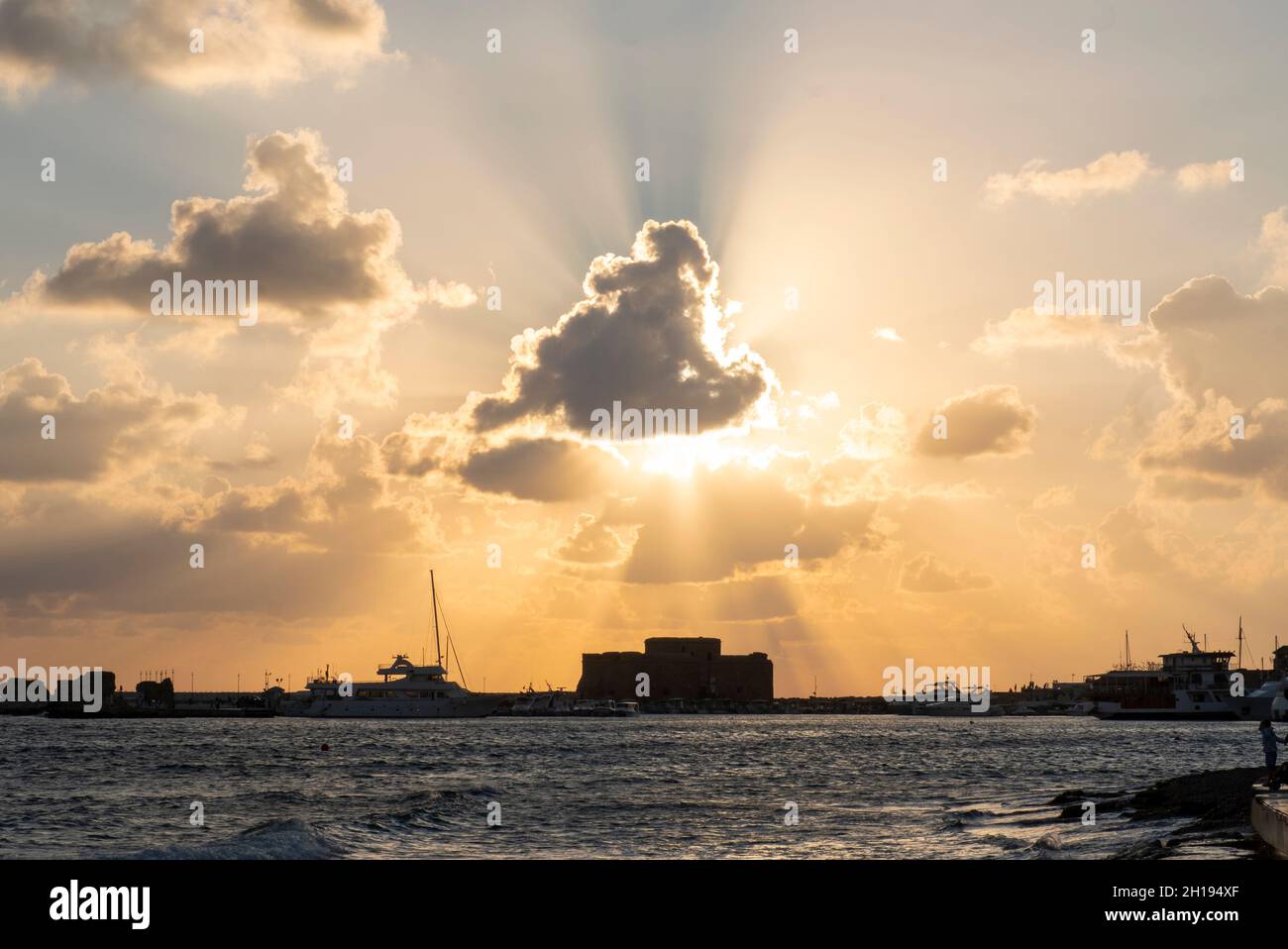 Le soleil se couche derrière le château de Paphos (fort) Paphos, Chypre. Banque D'Images