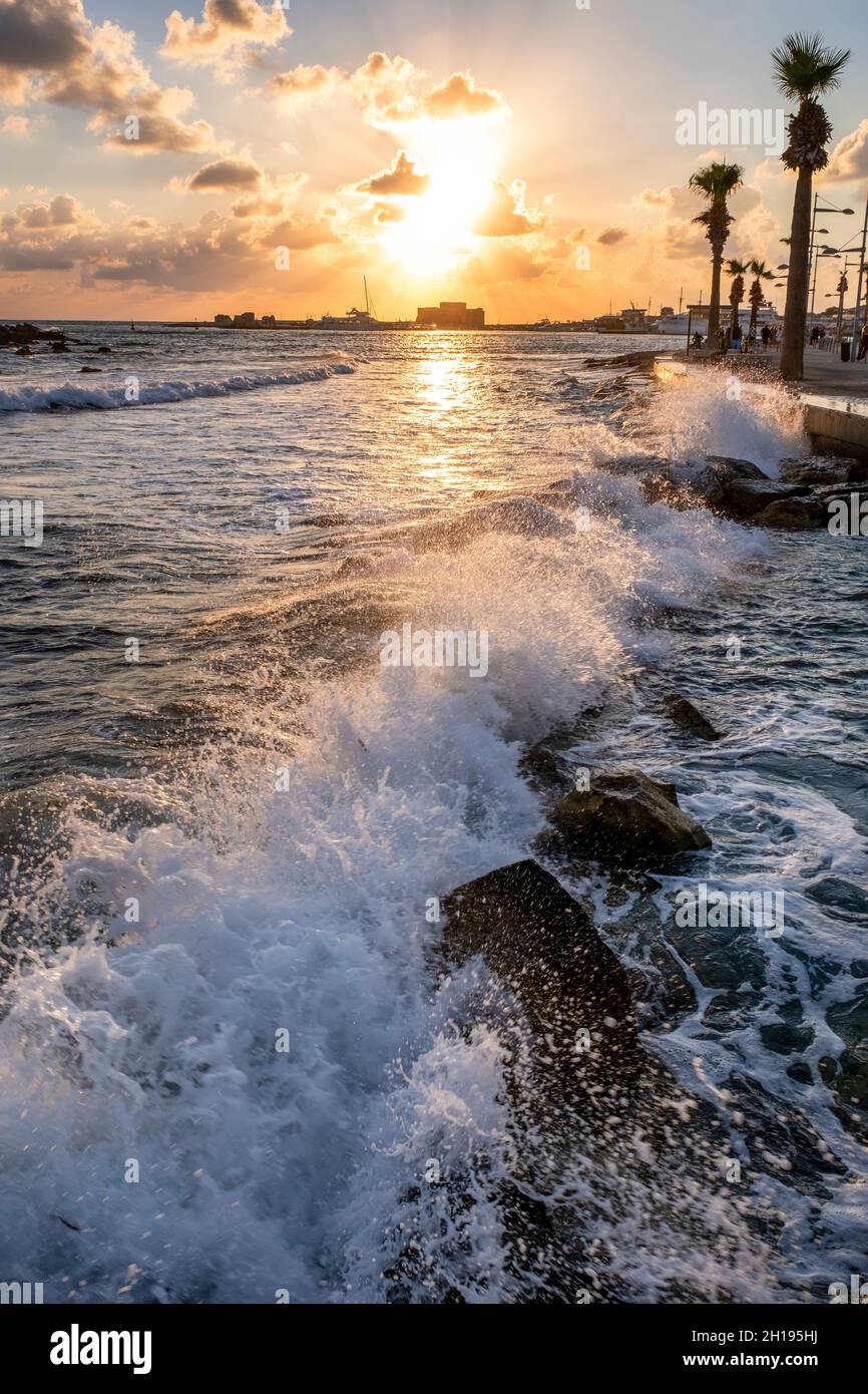 Le soleil se couche derrière le château de Paphos (fort) Paphos, Chypre. Banque D'Images