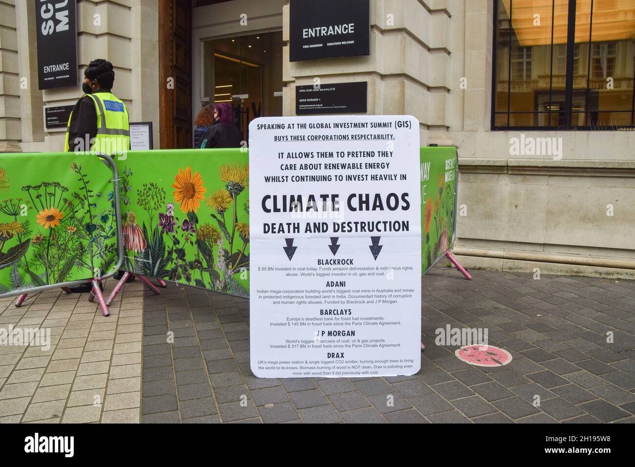 Londres, Royaume-Uni.17 octobre 2021.Un écriteau critique de certaines des entreprises participant au Sommet mondial de l'investissement est vu pendant la manifestation devant le Musée des Sciences.Les militants de la rébellion de l'extinction se sont rassemblés devant le musée de South Kensington à l'approche du Sommet mondial sur l'investissement, qui a lieu le 19 octobre, pour protester contre ce qu'ils disent être une « plate-forme verte » pour certains des plus grands pollueurs et entreprises du monde qui financent les combustibles fossiles.(Photo de Vuk Valcic/SOPA Images/Sipa USA) crédit: SIPA USA/Alay Live News Banque D'Images