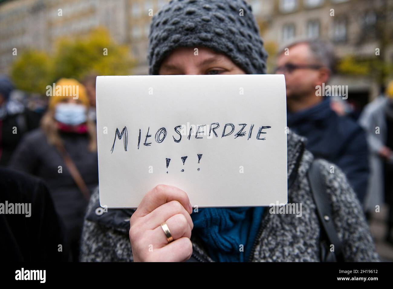 Un manifestant tient un signe lors d'une marche de manifestation à la frontière biélorusse.Une marche de manifestation en solidarité avec les réfugiés et les migrants sous le slogan 'Arrêter la torture à la frontière' a été organisée à Varsovie.Les manifestants exigent une fin immédiate des actions de rappel : le transport des étrangers qui sont arrivés sur le territoire de la Pologne, le retour à la frontière orientale et les poussent au Bélarus, ainsi que l'octroi de l'asile et de l'assistance appropriée aux migrants qui traversent la frontière biélorusse-Pologne.(Photo par Attila Husejnow/SOPA Images/Sipa USA) Banque D'Images